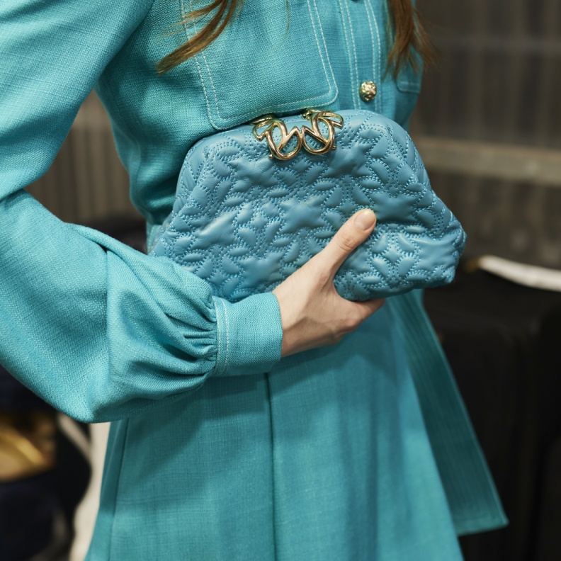 حقائب الكلتش المتجددة أكسسوارات أساسية في الصيف