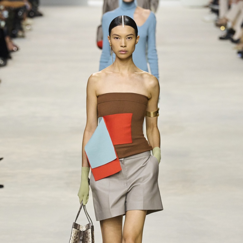  الـ strapless tops موضة الموسم التي تعكس الأنوثة والجرأة