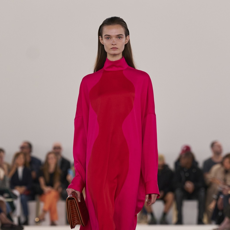 اللون الأحمر يتصدّر إطلالاتك أول أيام العيد