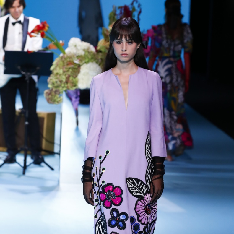 أجمل صيحات الفساتين المنقوشة مع الألوان النابضة