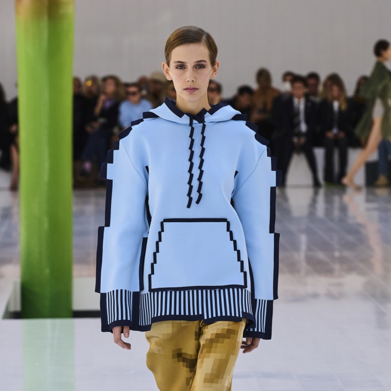 الموضة ليست جدية دائماً.. فما رأيك؟