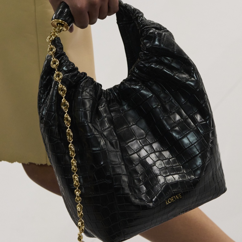 السلاسل الذهبية تسيطر على موضة الحقائب الصيفية