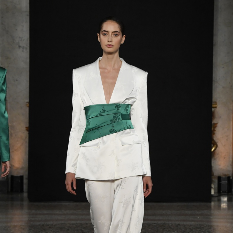 موضة البناطيل البيضاء أناقة كاجوال لا تزول في الصيف