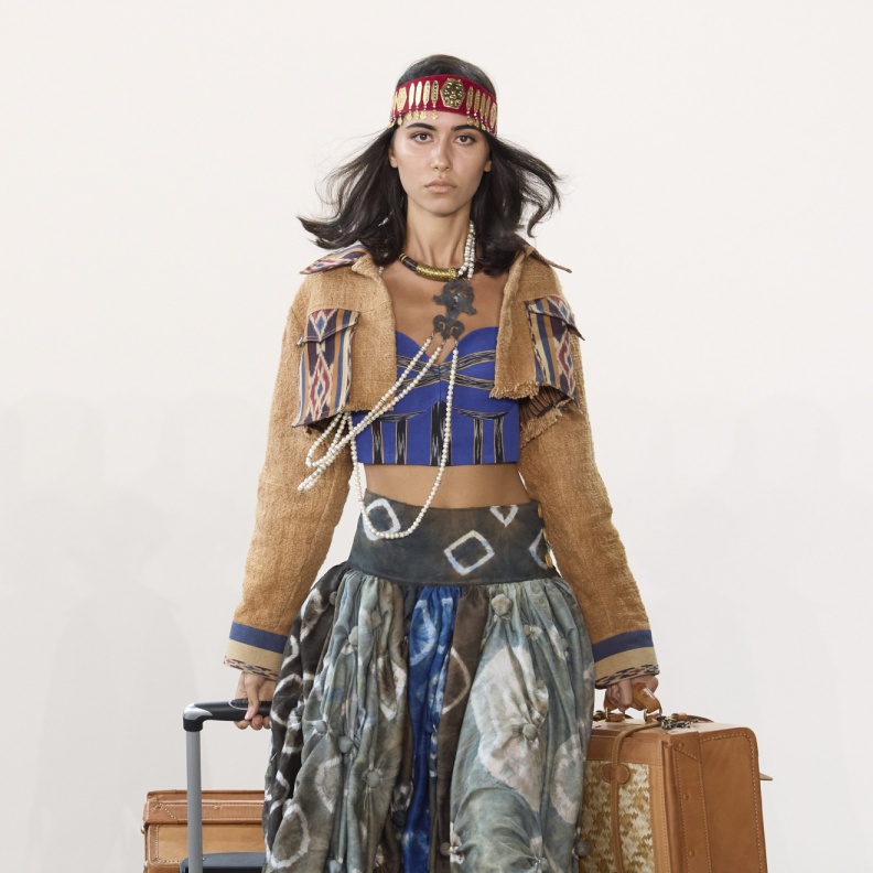 ملابس سفر لوجهة سياحية فيها مهرجانات للاستمتاع بالوقت Merdi Sihombing 