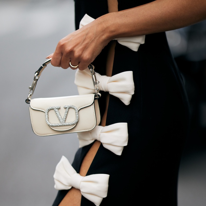 شوارع الموضة في باريس تشهد عودة الحقائب الفاخرة في شتاء 2025