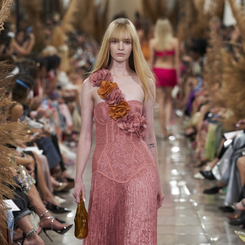 موضة الكشكش بأسلوب متجدّد على الفساتين 