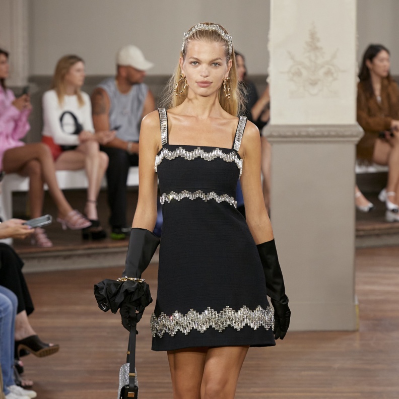 فستان ناعم باللون الأسود من Patou 