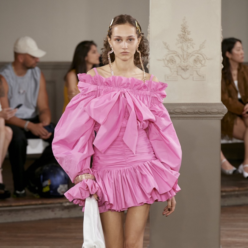 ألوان فساتين استثنائية وقصات قصيرة تناسي عطلة الصيف