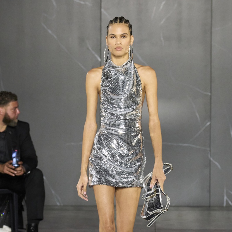 جرأة البنطلون الفضي في سهرات الصيف