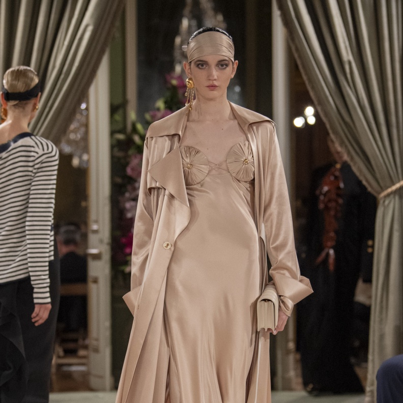 ظاهرة ملابس النوم على منصات العروض في صيف 2024