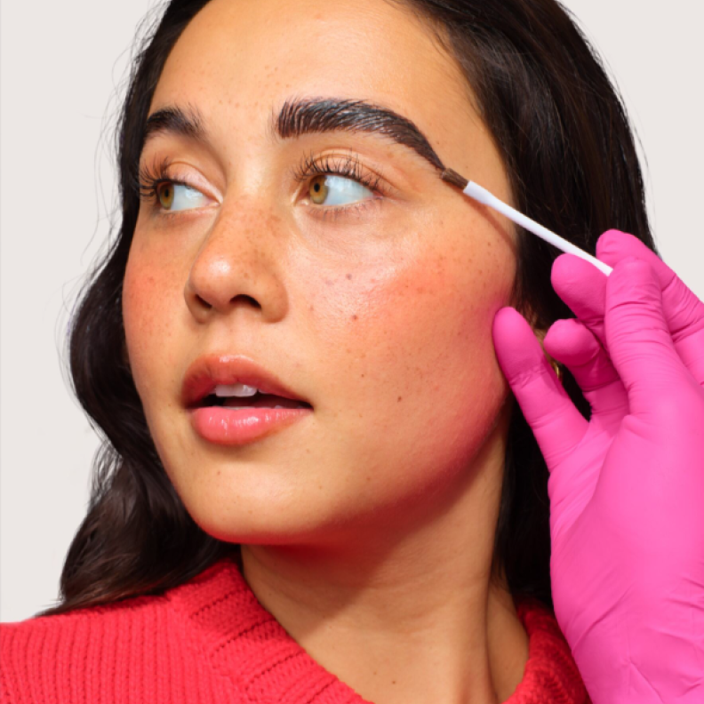 استعدي لتجربة استثنائية في "براو بار" من بنفت للتألق بحواجب مهندمة وآسرة