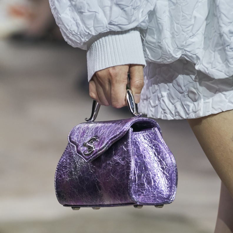 إطلالاتك في صيف 2024 بموضة الحقائب البنفسجية