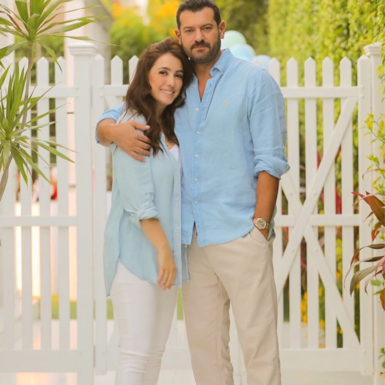 صورة رومانسية لعمرو يوسف وكنده علوش 