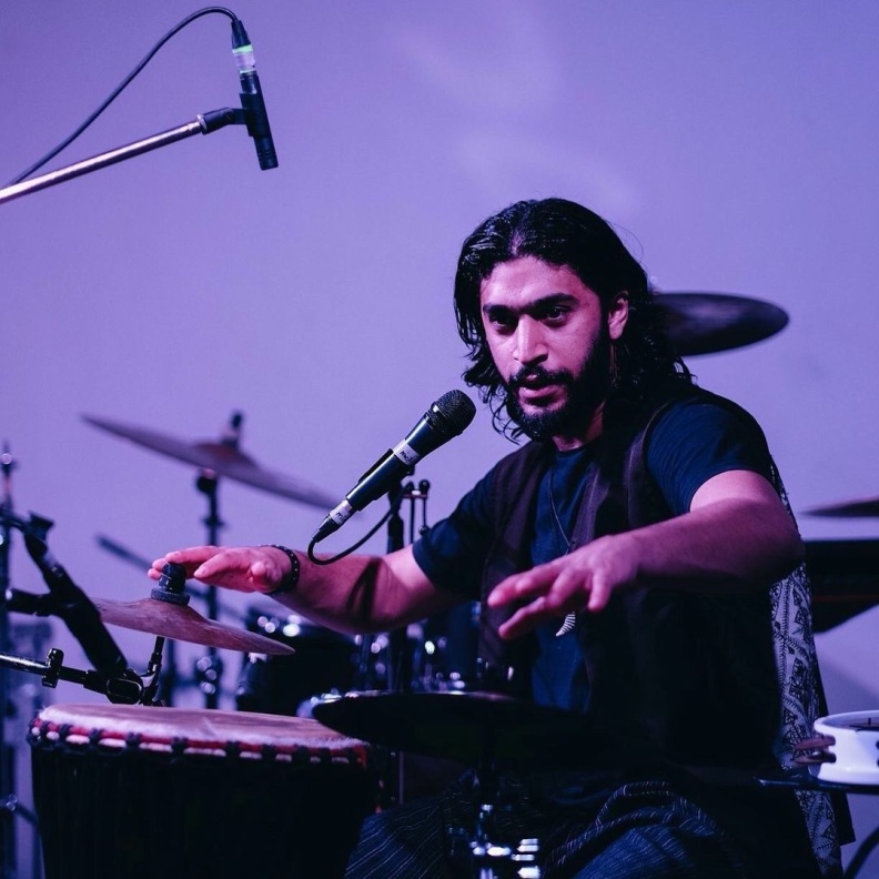 الفنان السعودي عبدالله فيصل لـ"هي": أغنية إلكترو سامري Electro Samri تعبر عن مدى اعتزازي بالفن التراثي