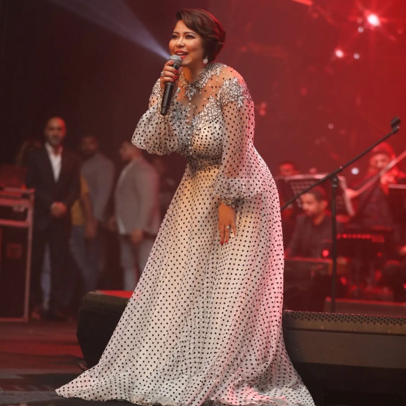 شيرين عبد الوهاب بفستان أبيض منقط