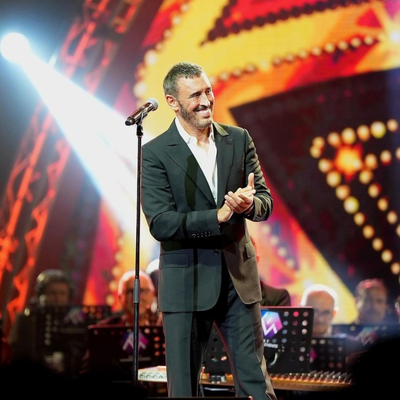 كاظم الساهر على المسرح في إحدى حفلاته 