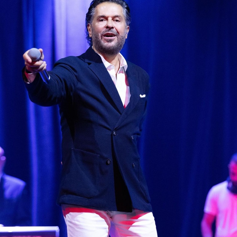  راغب علامة على المسرح في إحدى حفلاته 