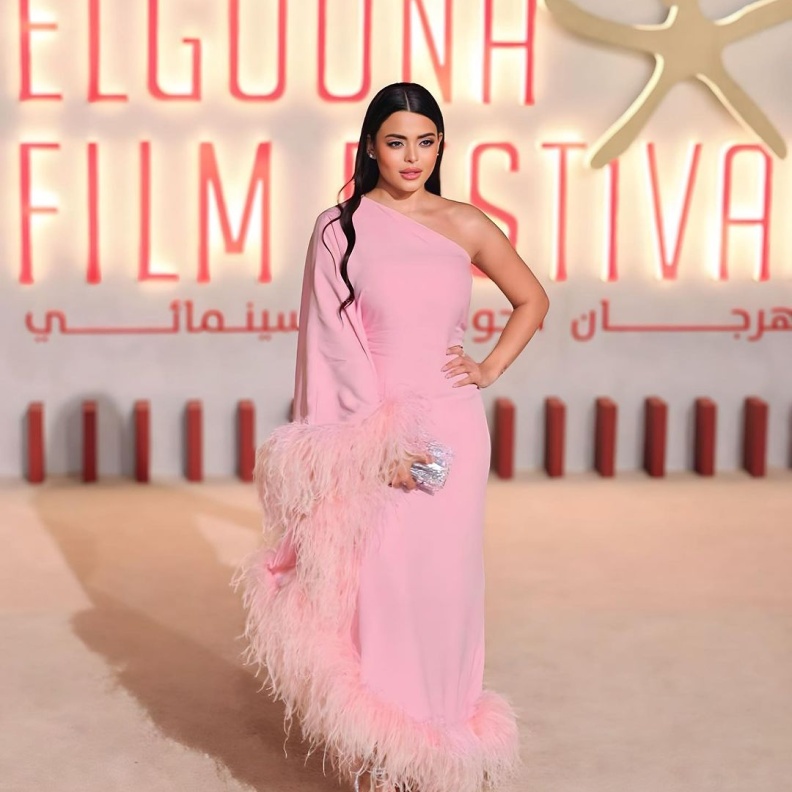 أسماء جلال بفستان بصيحة الريش