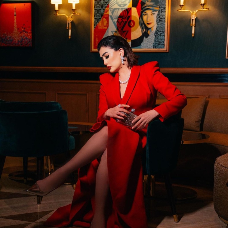 غادة عبد الرازق بالفستان الاحمر في جلسة تصوير حديثة 