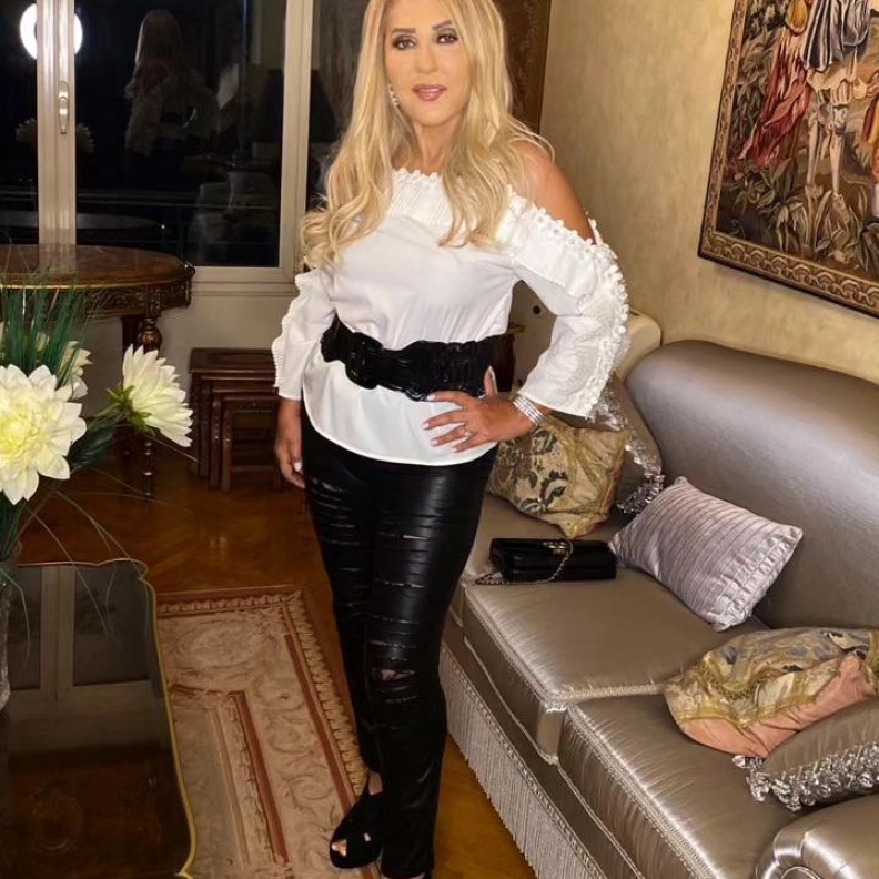 نادية الجندي بإطلالة كلاسكية تكشف رشاقتها 