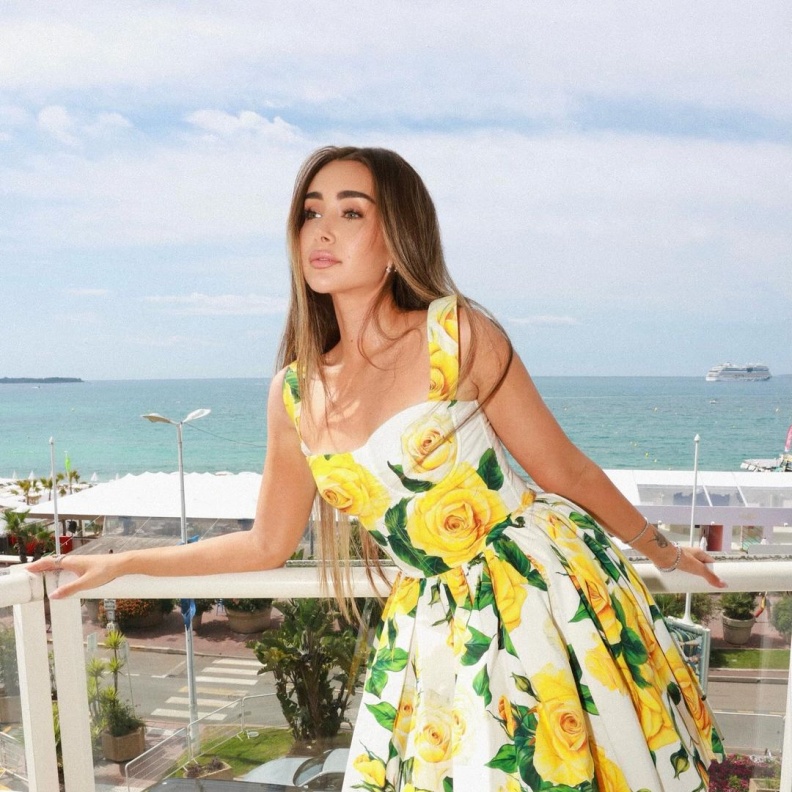 فستان صيفي مبهج لهنا الزاهد