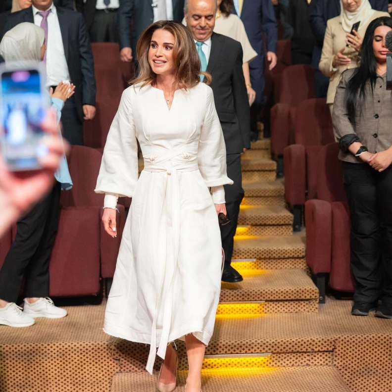 الملكة رانيا بفستان أبيض بسيط في أحدث ظهور 