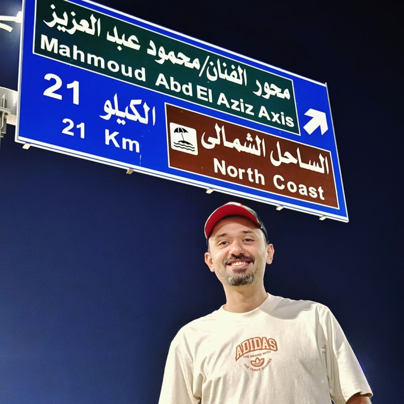 كريم محمود عبد العزيز مع لافته تحمل اسم والده