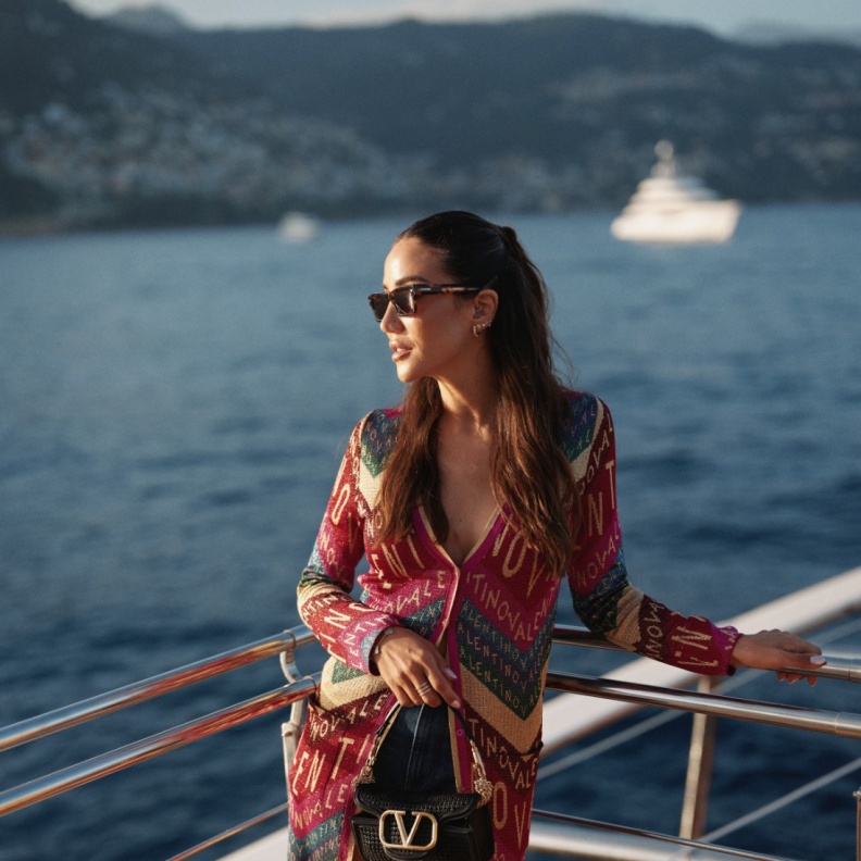 Valentino وMytheresa يحتفلان بعلاقتهما الطويلة الأمد وإطلاق مجموعة Valentino Escape 2024 