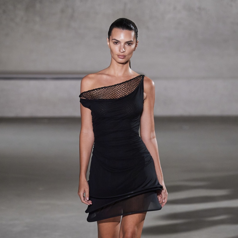 ارتدي فساتين سهرة قصيرة ناعمة وانغمسي في سحر الليل