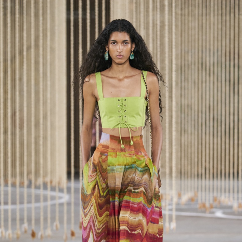 أفكار غير تقليدية لتتألقي بموضة الكروب توب مع الحبال