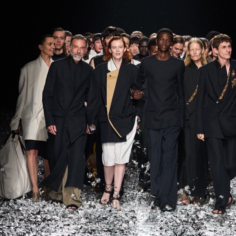 Dries Van Noten يودّع عشاق الدار بآخر مجموعة تحمل توقيعه... بعد 38 عامًا و150 مجموعة و129 عرضًا