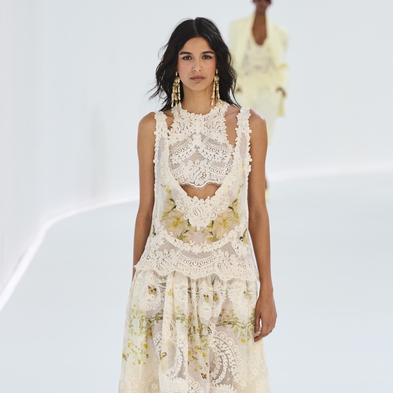 فساتين حيوية ومفرغة لسهرات السفر