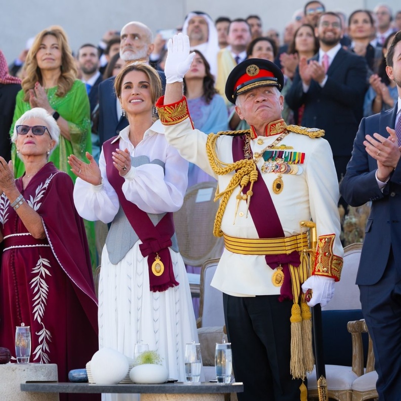 إطلالة الملكة رانيا بفستان مصمم خصيصاً لها باللونين الأبيض والرمادي