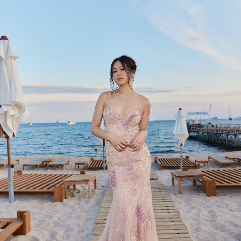 "اوليفيا يانغ" بتصميم من علامة وعد العقيلي