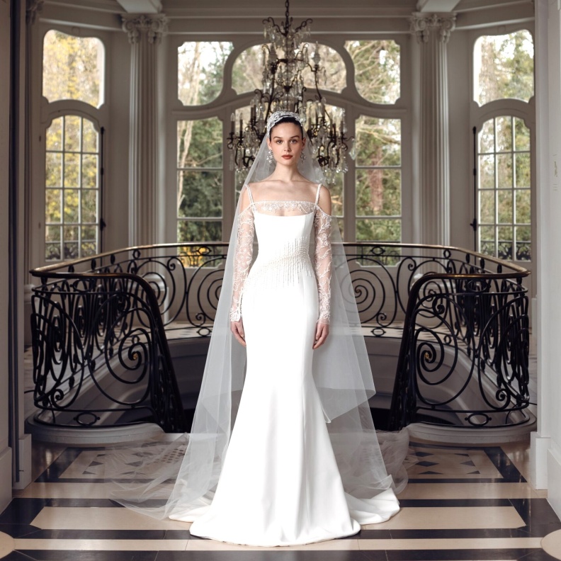 فستان زفاف بأكمام دانتيل من جورج حبيقة