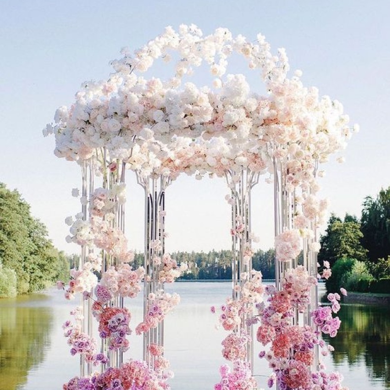 زينة أزهار تحوّل حفل الزفاف إلى جنّة من الألوان الزاهية