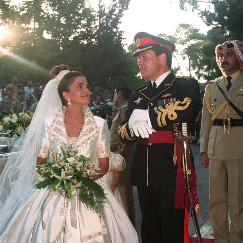 فستان زفاف مميز للملكة رانيا في يوم الزفاف
