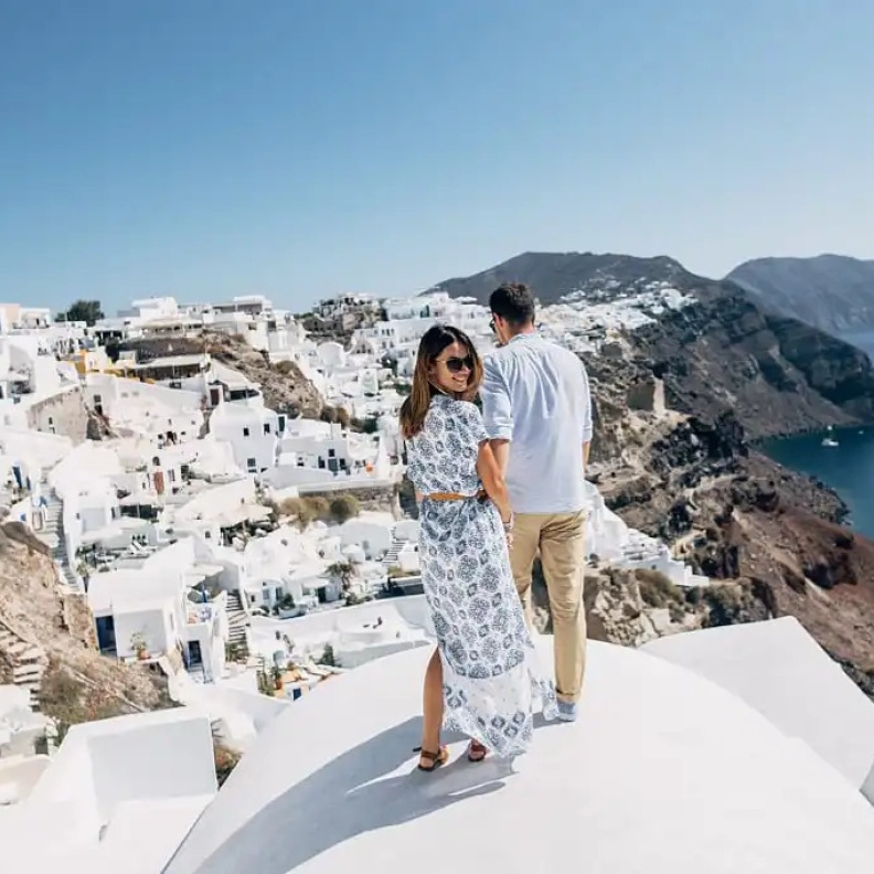 الأزواج الجدد خلال رحلتهم السياحية في اليونان