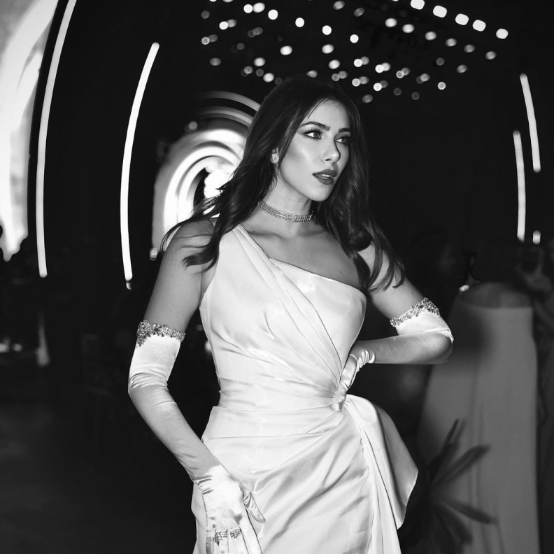 دانييلا رحمة بفستان ابيض من تصميم رامي قاضي