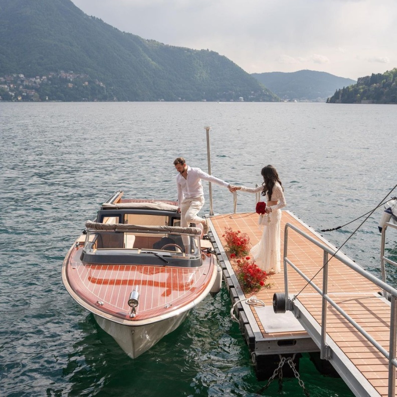 ساندي تابت مع خطيبها  في جزيرة كومو الإيطالية