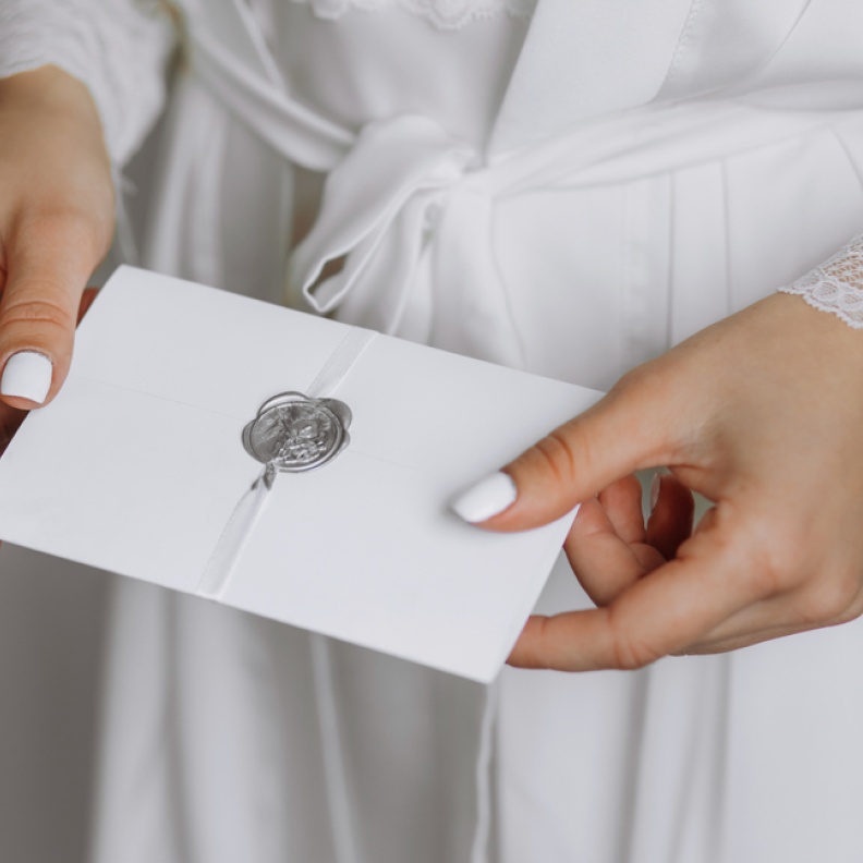 أفكار رائعة لدعوات حفلات الزفاف باللون الأبيض