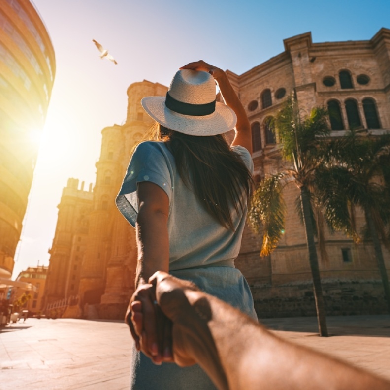 تنقلي بين المواقع السياحية الجذابة في وجهة سفرك
