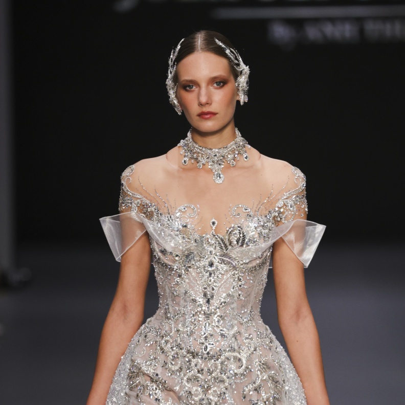 إطلالة زفاف فضية من جولي بولي