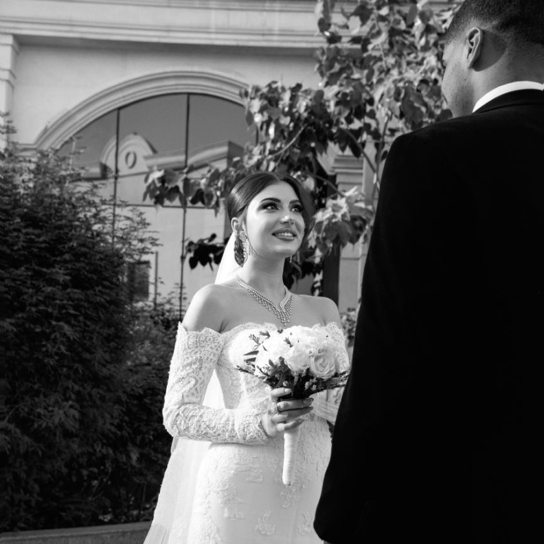 من لقطات العروسين بالأبيض والأسود من المصورة مي الحربي