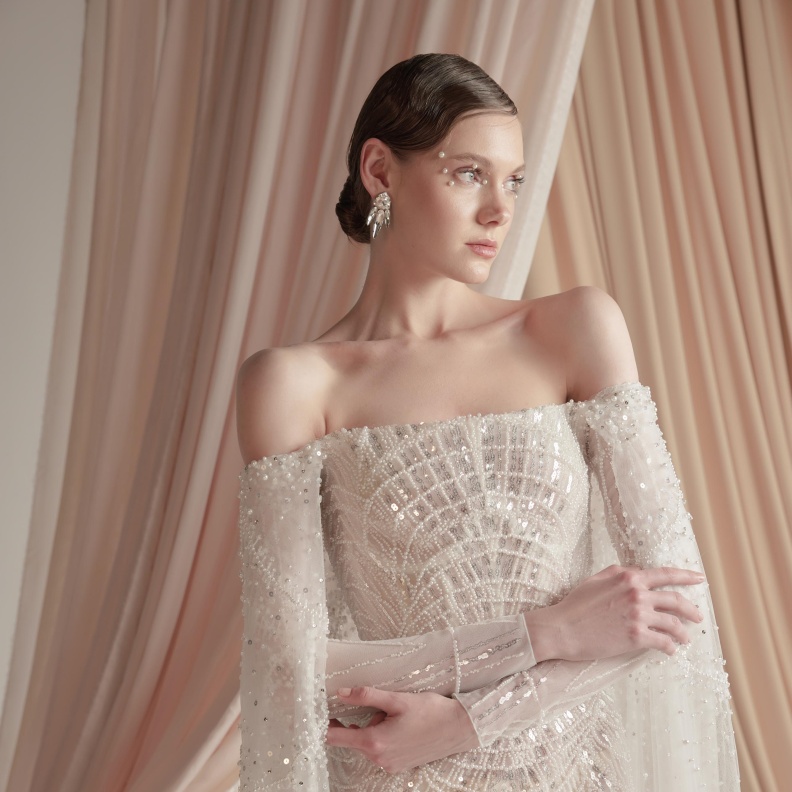 إطلالة فستان زفاف جاهزة للإرتداء بأكمام على شكل كايب