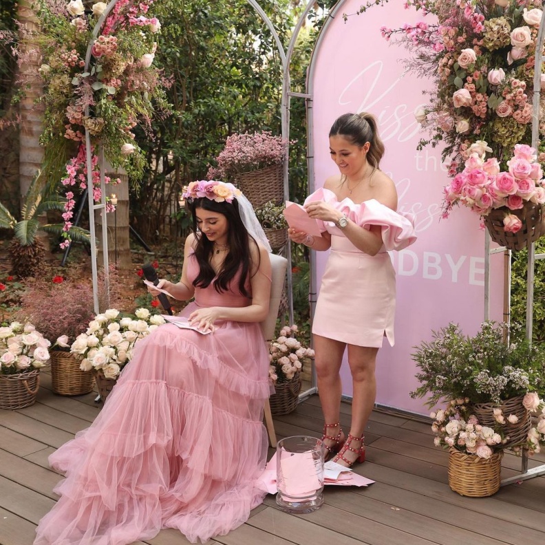 ماريتا الحلاني مع شقيقتها دانا في حفل توديع العزوبية