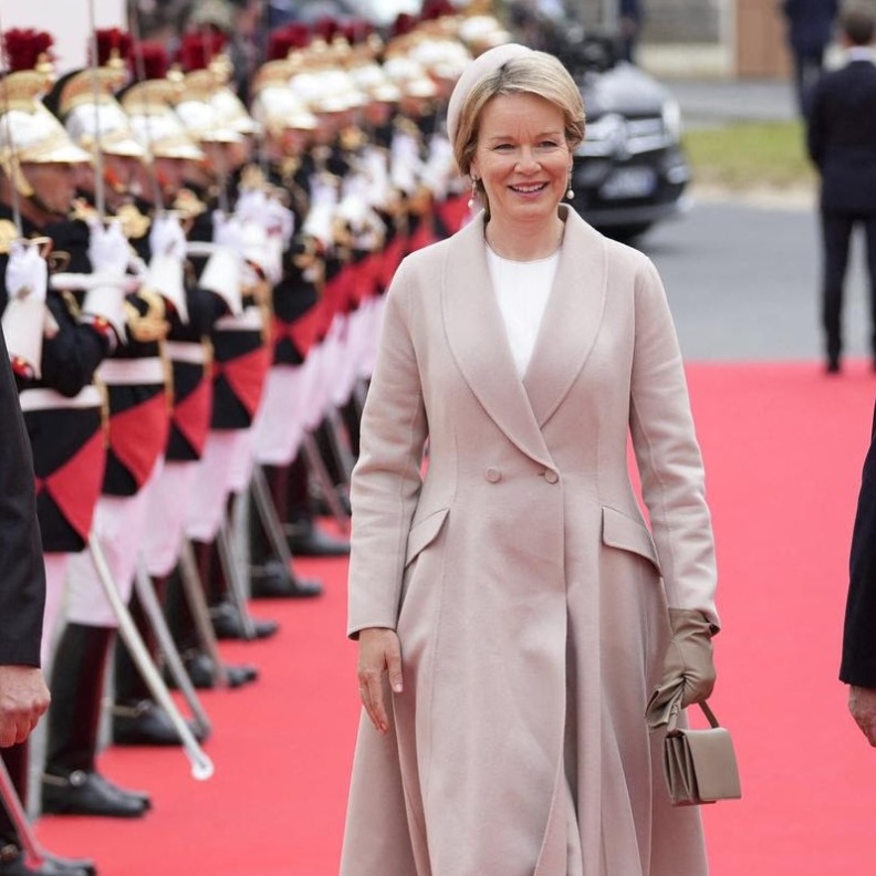 أطلالة الملكة ماتليد بمعطف بيج من توقيع ديور