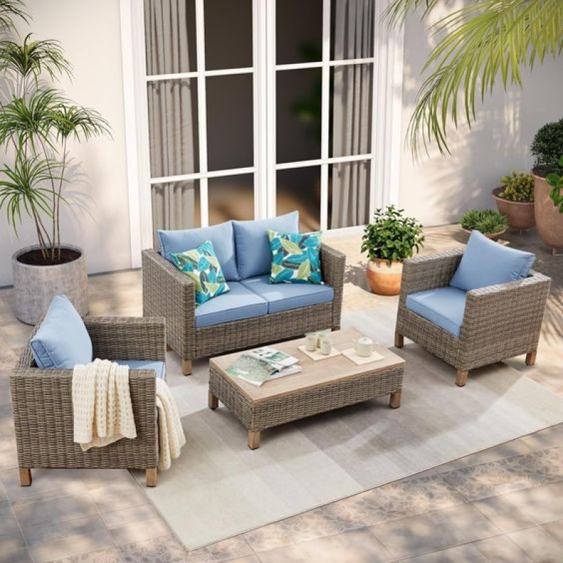 أثاث خارجي باللون الرمادي