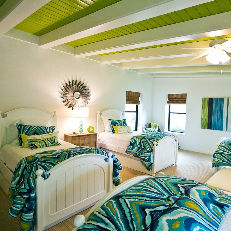 أسقف مطلية باللون الأخضر