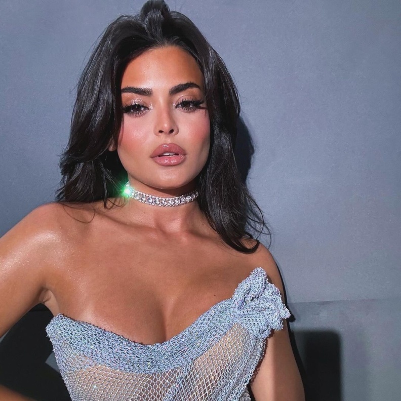 استوحي أفكارًا لتنسيق التصاميم العصرية لإطلالة شبابية أنيقة من صندوق مجوهرات النجمة أسماء جلال 